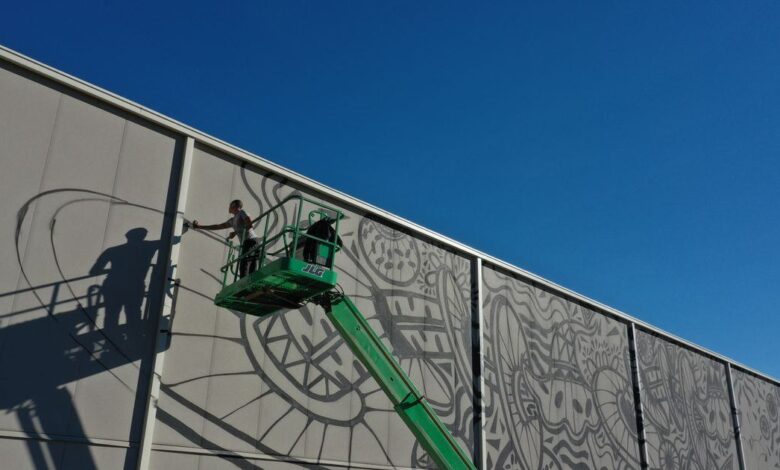 ‘Black Panther’ artist paints massive Trilith soundstage mural ‘Black Panther’ artist paints massive Trilith soundstage mural