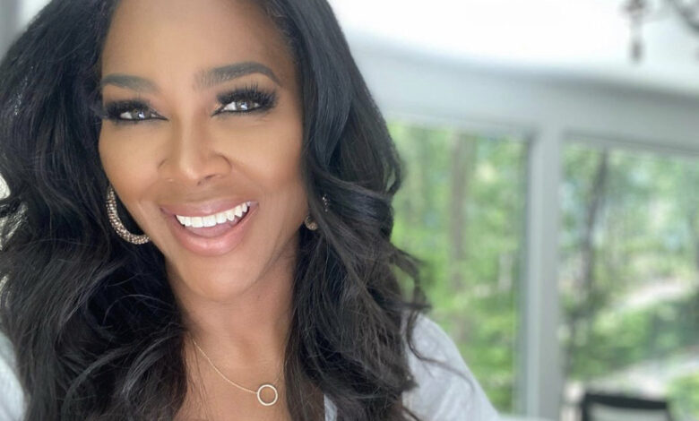 Kenya Moore Latest Glam Shot Goes Left After Fans Zoom In on Her Hand