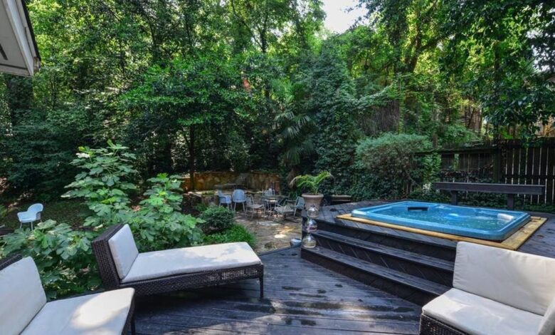 6 Atlanta Airbnbs with enticing hot tubs for cold-weather staycations