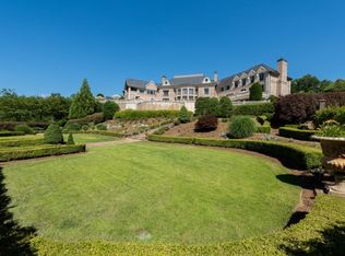  Both informal and formal gardens are scattered throughout the 17 acres