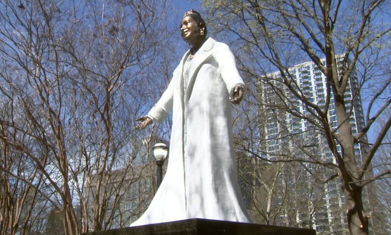 Civil rights activist, broadcast pioneer receives statue in downtown Atlanta – 95.5 WSB