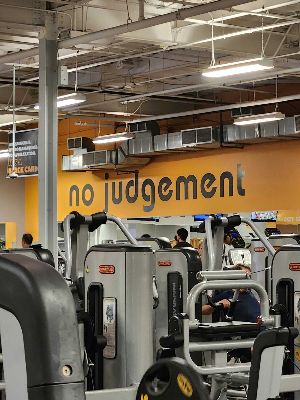 A sign saying "No judgement" at Fit4Less.