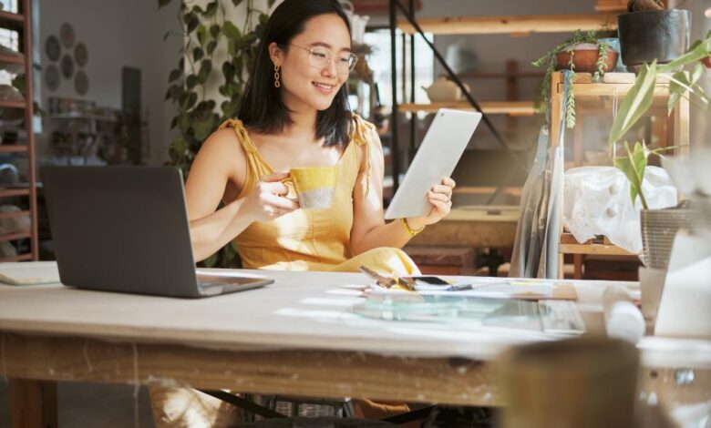 Small business owners navigate digital divide in holiday shopping season