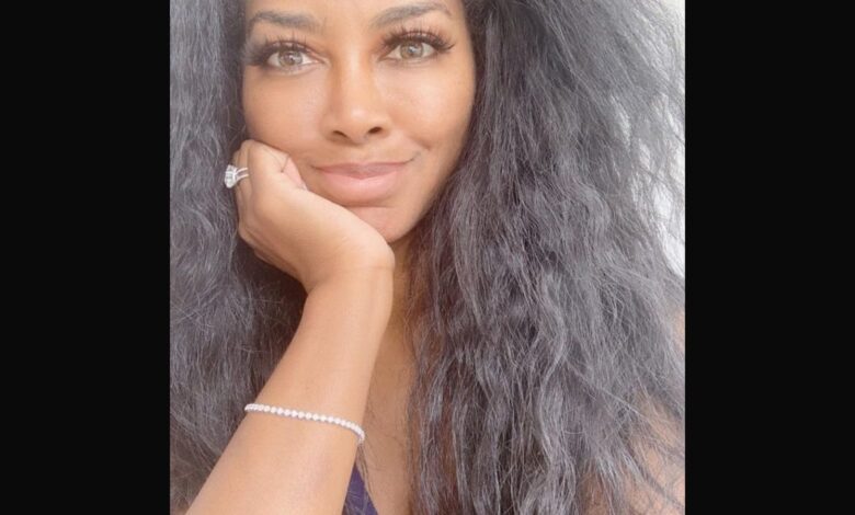 Kenya Moore Shows Off Full Head of Natural Hair in All Its Glory Kenya Moore Shows Off Full Head of Natural Hair in All Its Glory